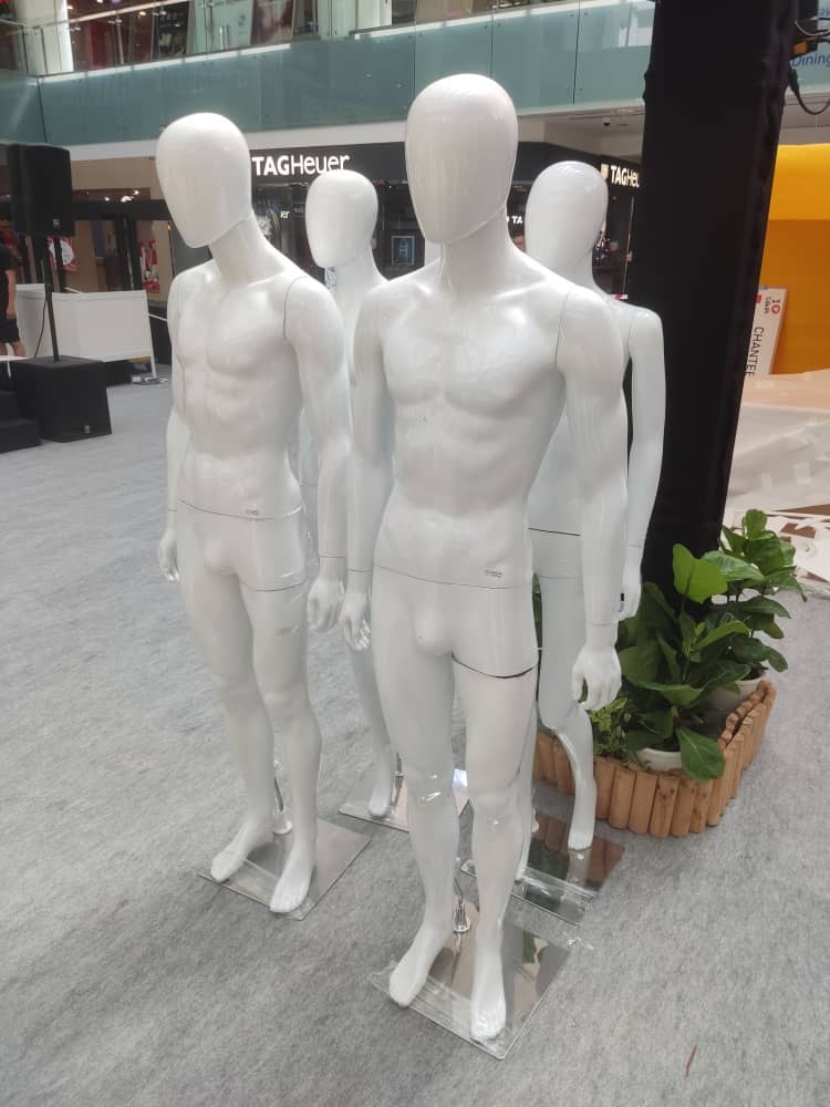 White male full-body mannequins with featureless heads